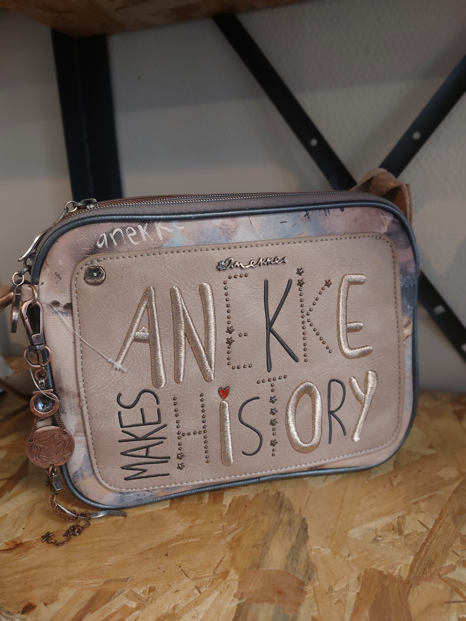 Anekke #1 - 82€